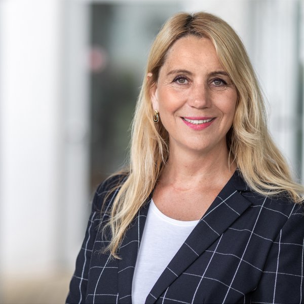 Porträt von Dr. Isabella Afra Holst.