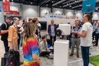 Messebereich mit Präsentationen und innovativen Produkten aus Deutschland.